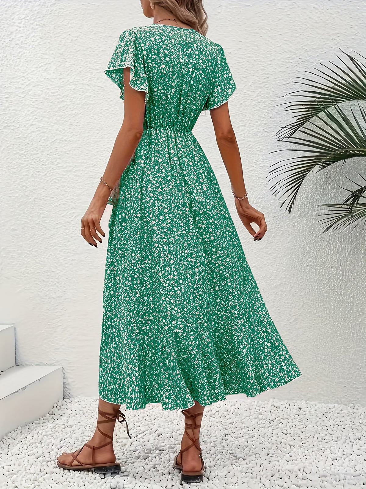 Elira | Stilvolles Blumenkleid mit V-Ausschnitt