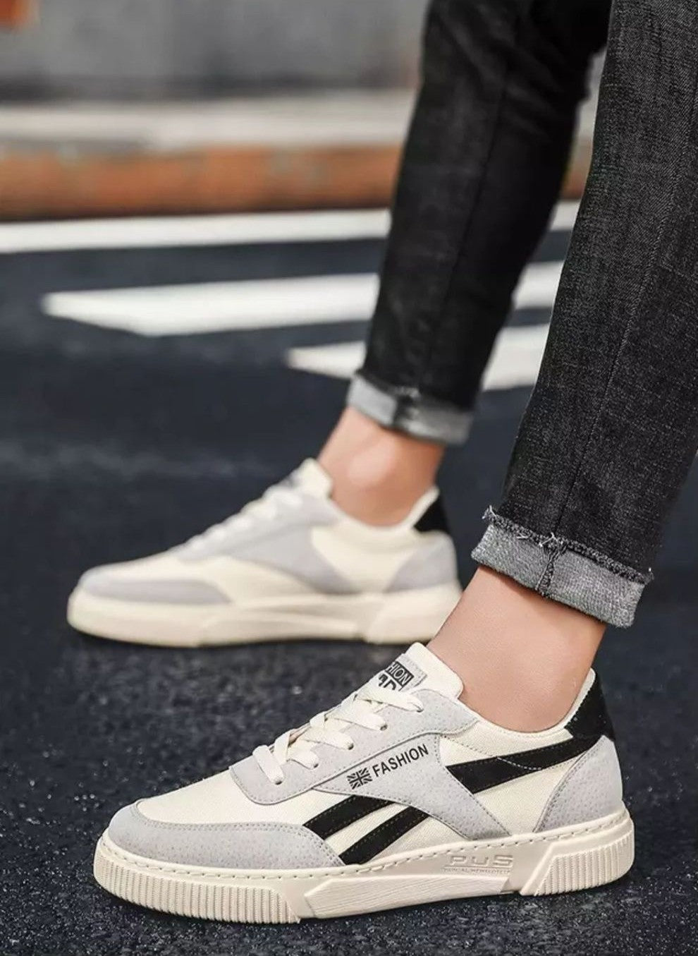 Sports Shoes For Men With Trendy Board Style And Outdoor Canvas Versatility
