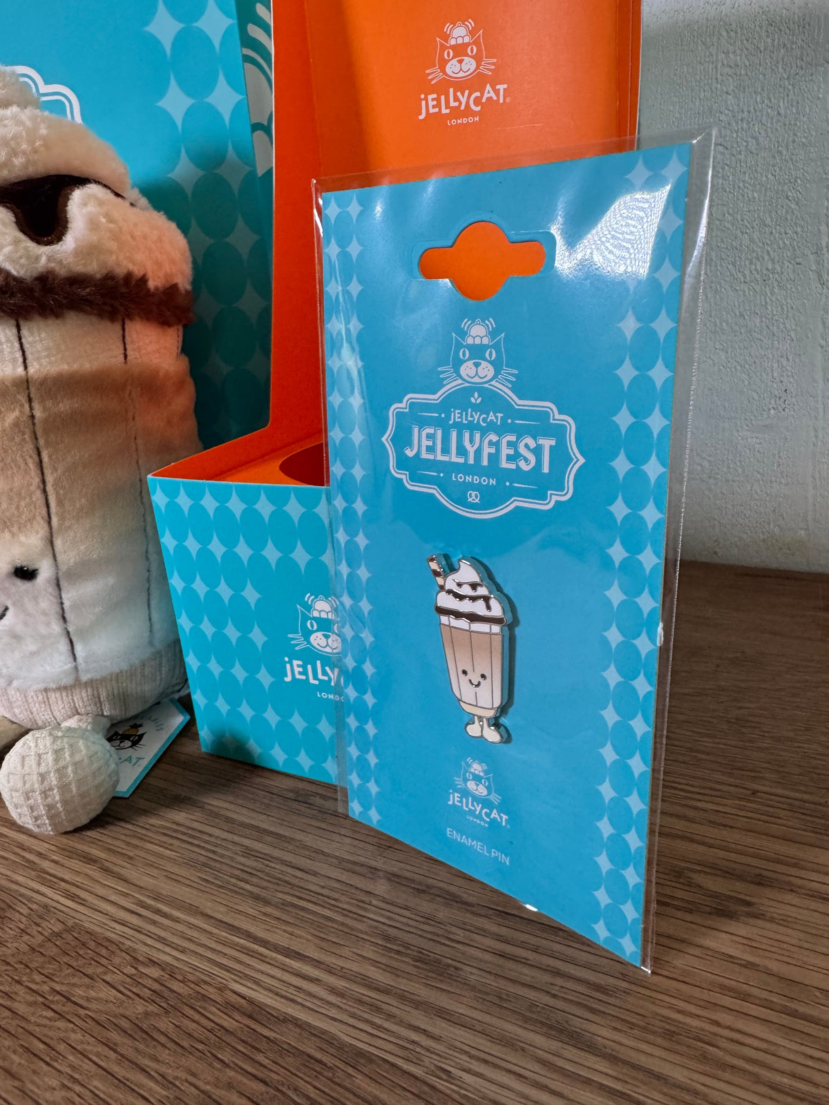 Jellycat Amuseables Von Illa Eiskaffee + Pin + Sticker | Jellyfest Berlin Exclusive