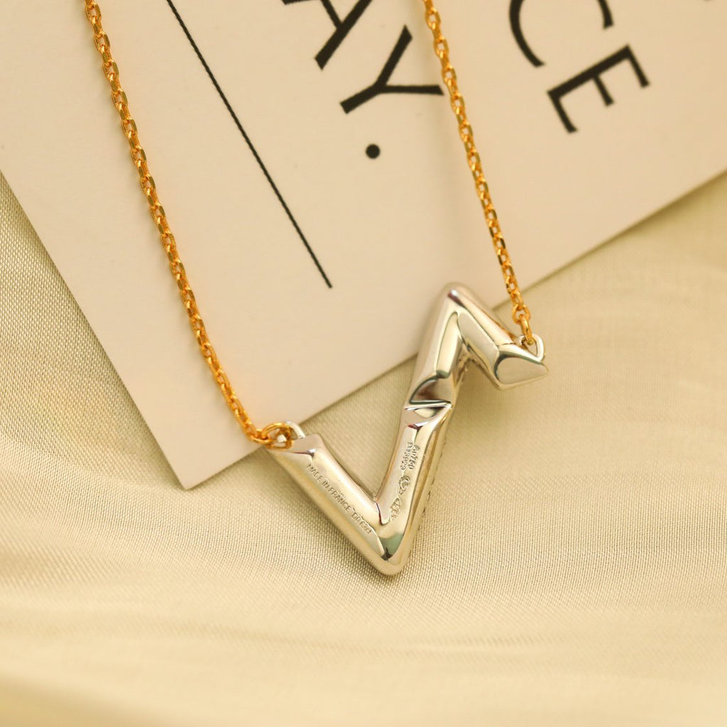 VOLT SILVER DIAMOND PEDANT NECKLACE