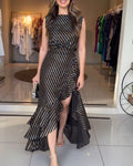 Ärmelloses Partykleid mit silbernem Folienmuster, geraffter Taille, eleganten asymmetrischen Rüschen und Schlitz
