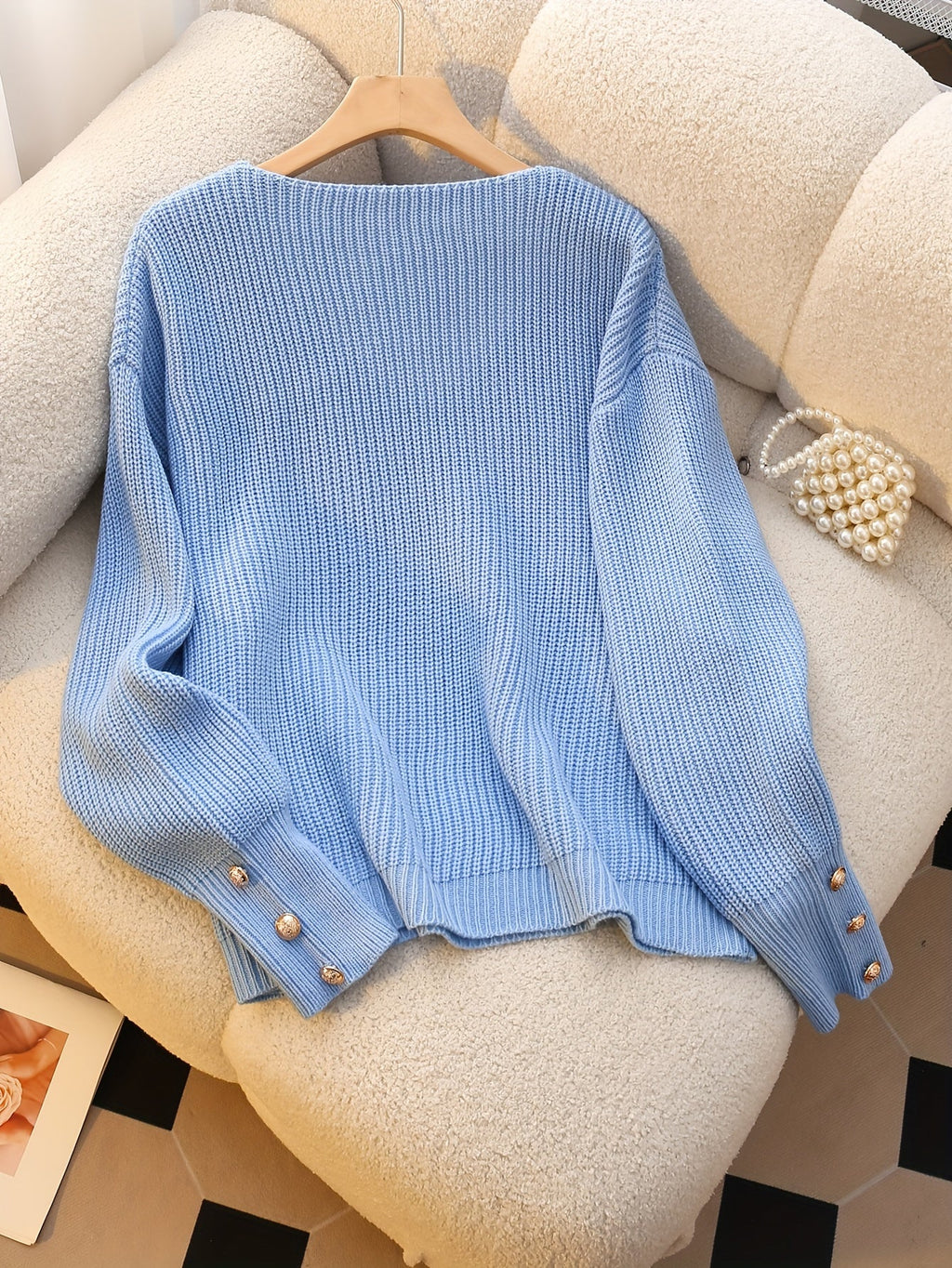 Elspeth | V-Ausschnitt-Pullover mit geknöpften Bündchen
