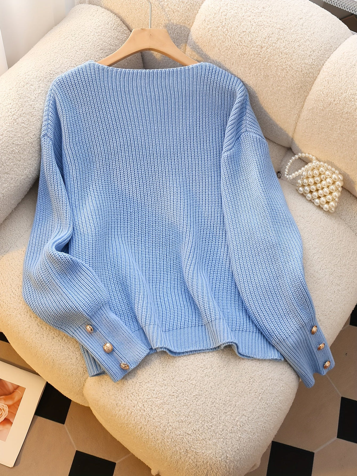 Elspeth | V-Ausschnitt-Pullover mit geknöpften Bündchen