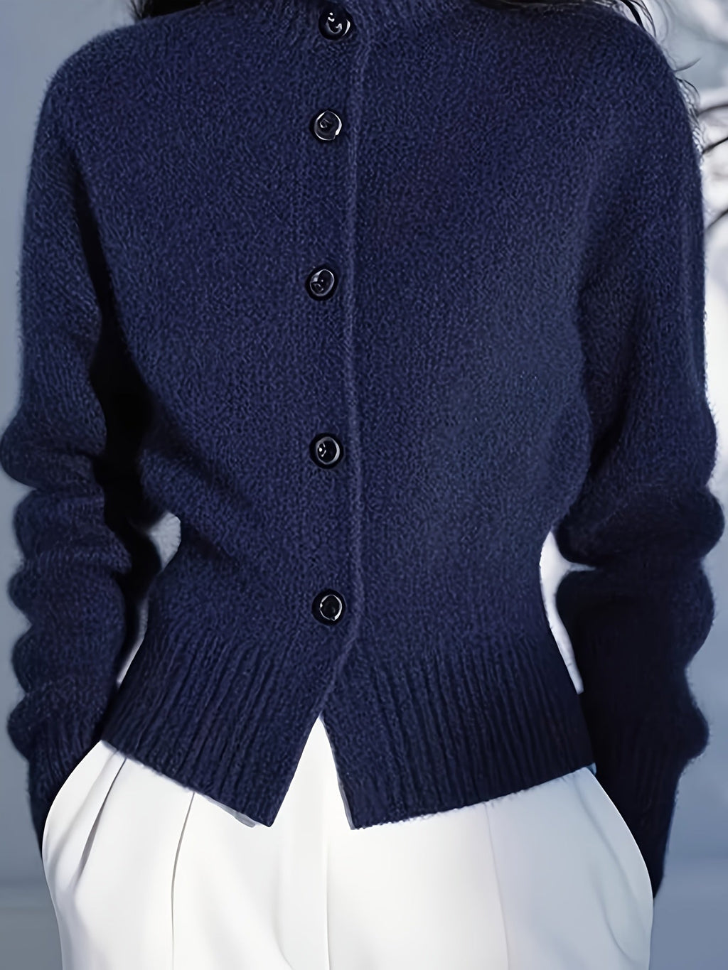 Vera | Hochgeschlossene Knopfstrickjacke