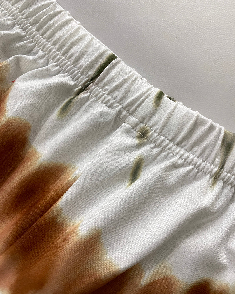 2-teiliges Set: Oberteil mit Rundhalsausschnitt, kurzen Ärmeln und Buchstaben-Print sowie locker sitzende Hose mit Batik-Muster und elastischem Bund, lässiger Pyjama-Anzug