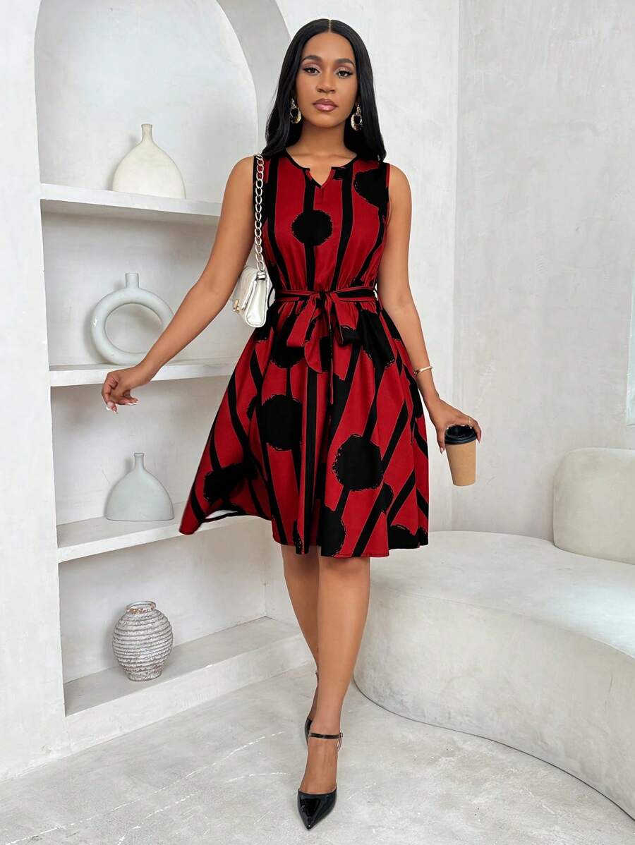 Eleanor | Kleid mit Bindegürtel und auffälligem Druck