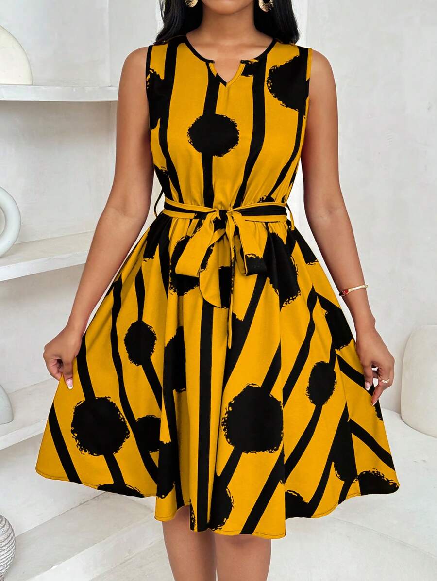 Eleanor | Kleid mit Bindegürtel und auffälligem Druck