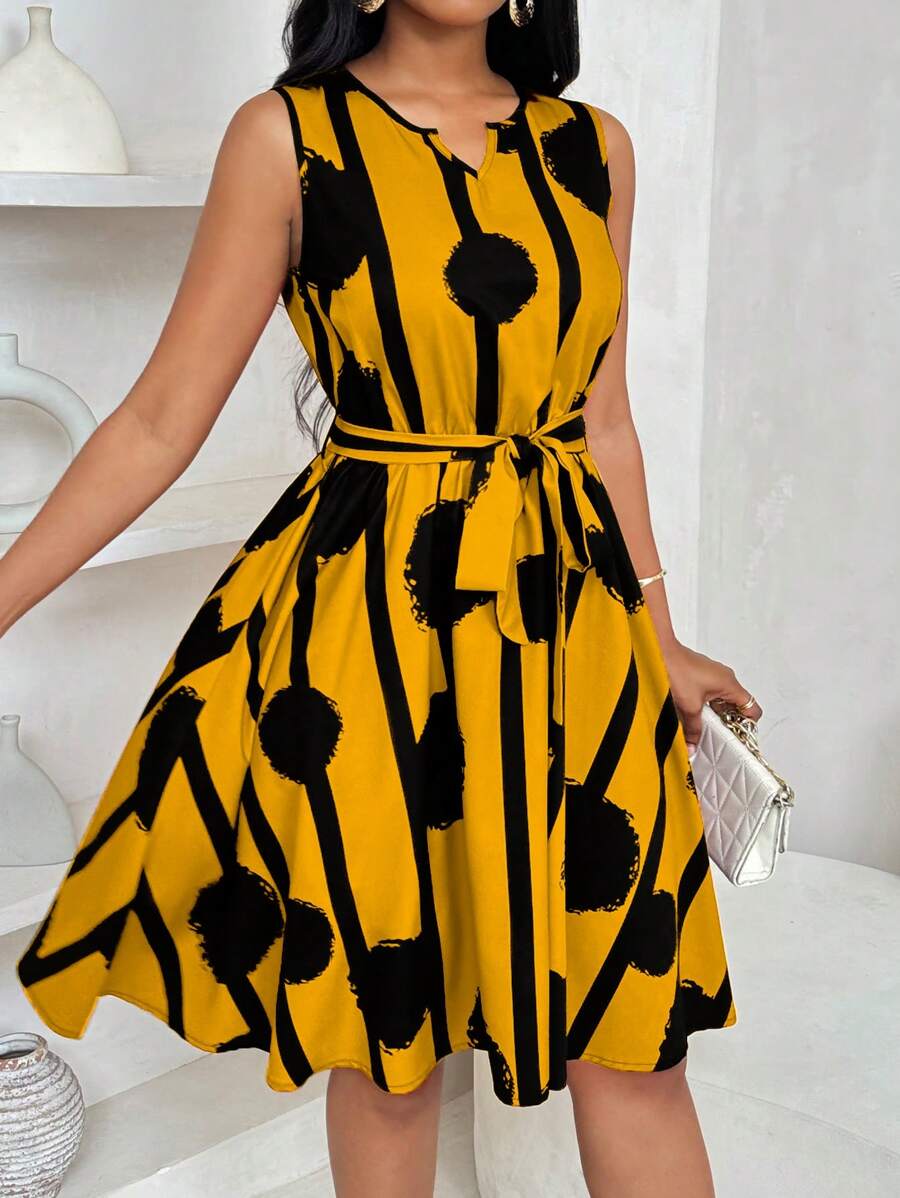 Eleanor | Kleid mit Bindegürtel und auffälligem Druck
