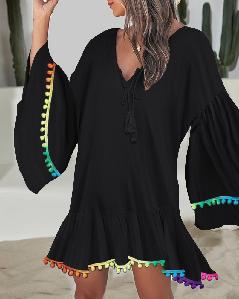 Colorblock-Minikleid mit V-Ausschnitt, Trompetenärmeln und Quasten, A-Linie, Urlaubskleid