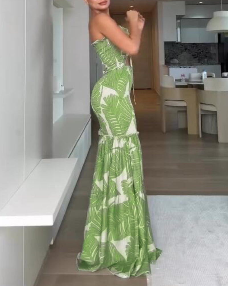 Tropisches Neckholder-Kleid mit gesmokter Taille, Rüschenbesatz, Cut-out vorne, gerafftem Detail, schmaler Passform, Rüschensaum und Meerjungfrauen-Schnitt für den Urlaub