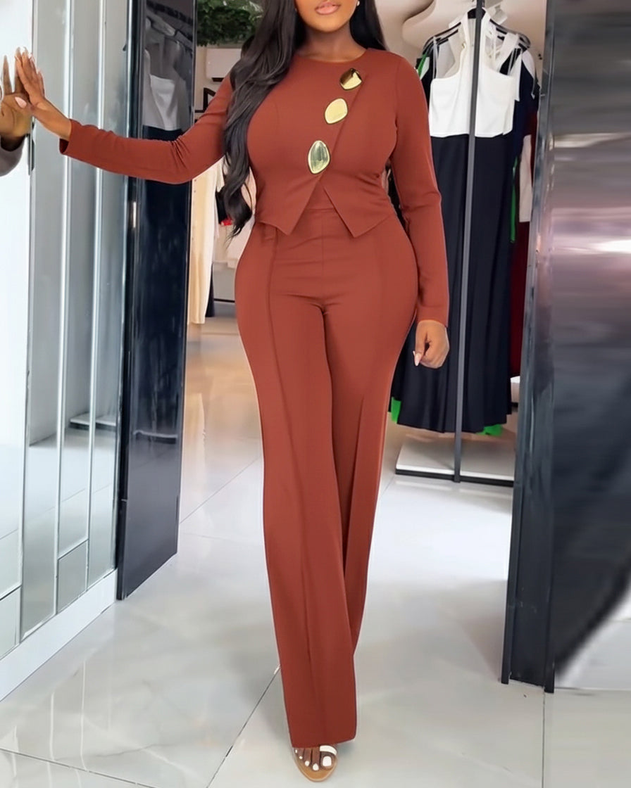 Lässiger Jumpsuit mit goldenen Zierknöpfen, langen Ärmeln, Frontnaht, Reißverschluss am Rücken und modischer Zweiteiler-Optik für den Arbeitsalltag