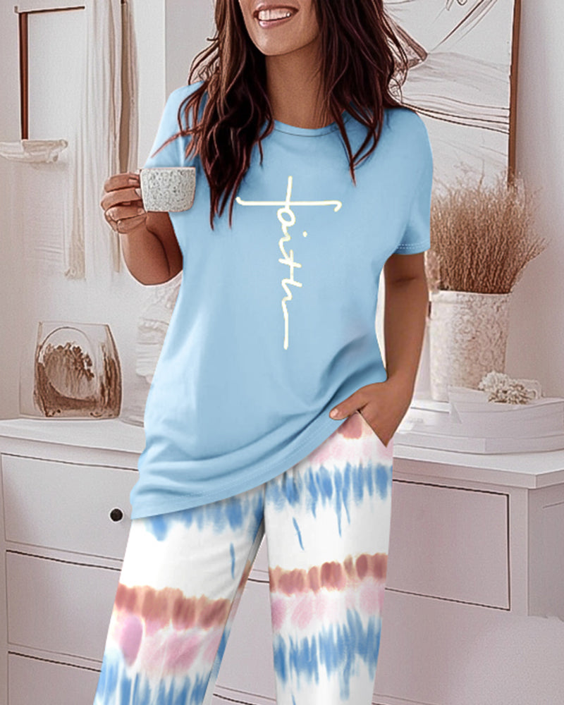 2-teiliges Set: Oberteil mit Rundhalsausschnitt, kurzen Ärmeln und Buchstaben-Print sowie locker sitzende Hose mit Batik-Muster und elastischem Bund, lässiger Pyjama-Anzug