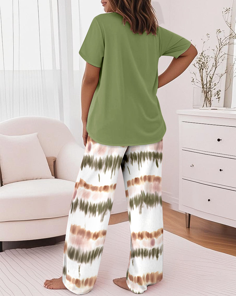 2-teiliges Set: Oberteil mit Rundhalsausschnitt, kurzen Ärmeln und Buchstaben-Print sowie locker sitzende Hose mit Batik-Muster und elastischem Bund, lässiger Pyjama-Anzug