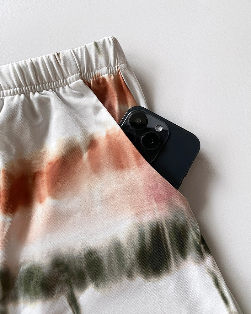 2-teiliges Set mit Oberteil mit Grafikmuster und kurzärmliger Hose mit lässigem Batik-Print