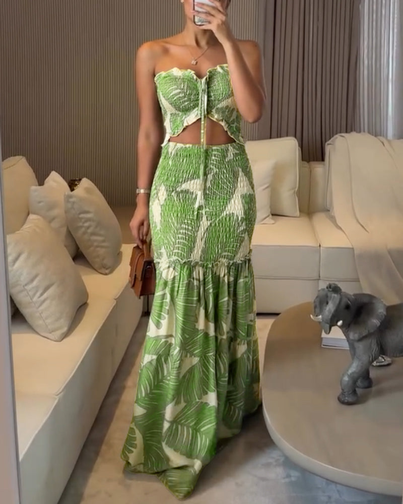 Tropisches Neckholder-Kleid mit gesmokter Taille, Rüschenbesatz, Cut-out vorne, gerafftem Detail, schmaler Passform, Rüschensaum und Meerjungfrauen-Schnitt für den Urlaub