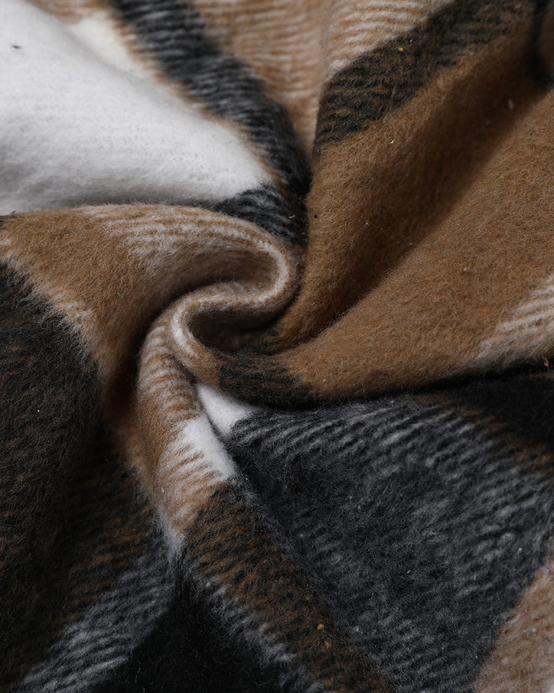 Langer Mantel mit Schottenmuster, Knopfleiste und aufgesetzten Taschen