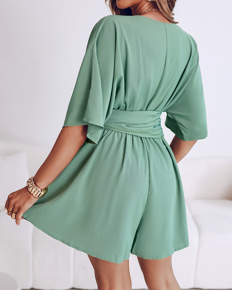 Jumpsuit mit V-Ausschnitt, halbem Ärmel und Bindedetail