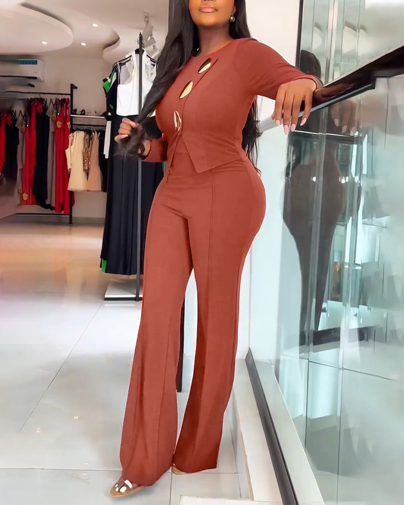Lässiger Jumpsuit mit goldenen Zierknöpfen, langen Ärmeln, Frontnaht, Reißverschluss am Rücken und modischer Zweiteiler-Optik für den Arbeitsalltag