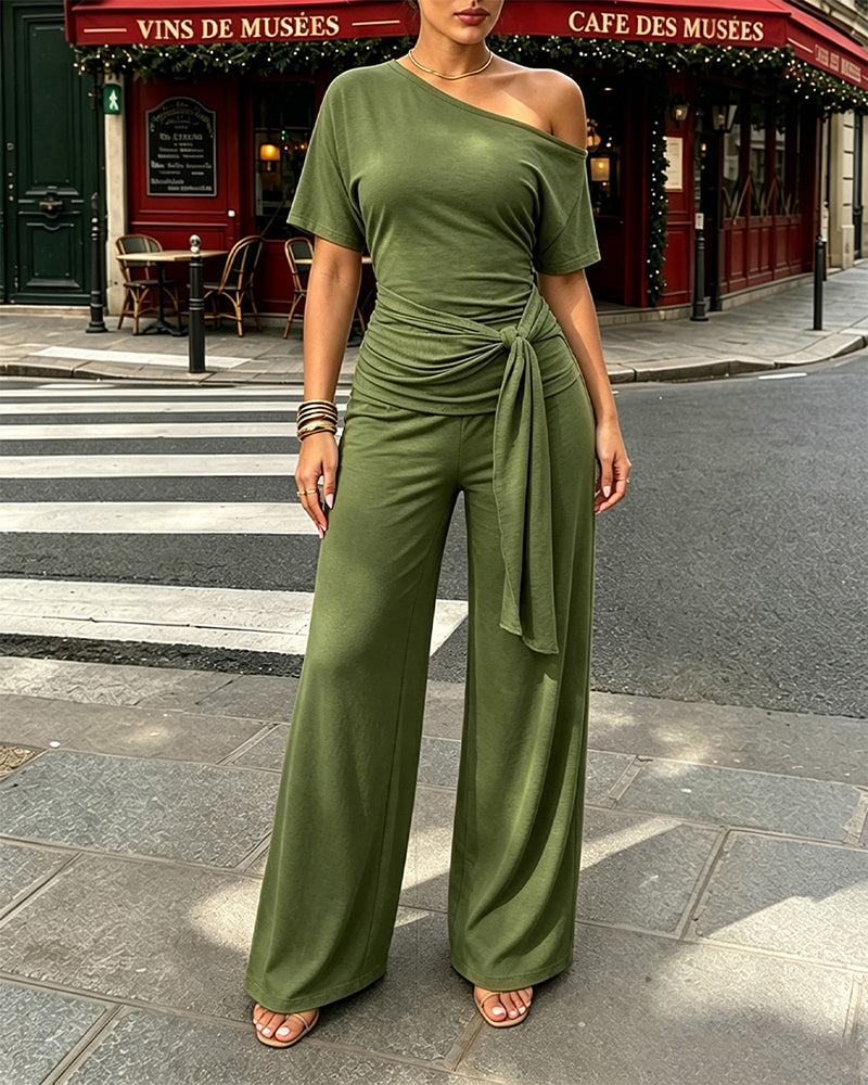 Damen 2-teiliges Set mit schrägem Ausschnitt, gerafftem Oberteil mit Bindegürtel und kurzärmeligem Shirt sowie Hose mit weitem Bein und hoher Taille