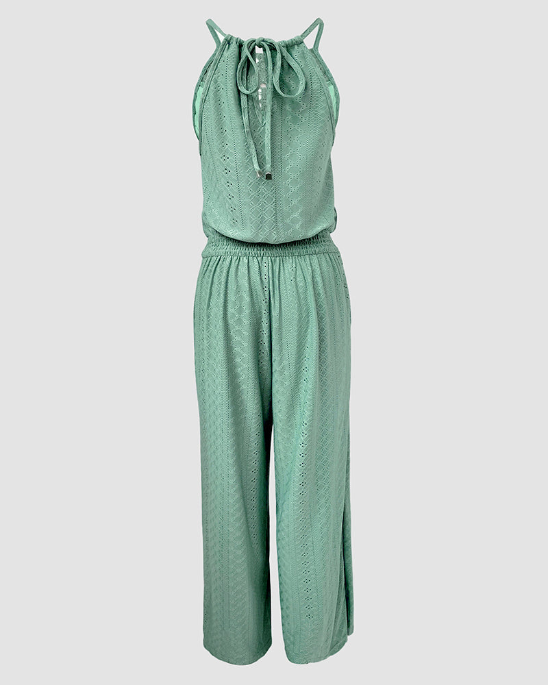 Neckholder-Jumpsuit aus Jacquard mit Guipure-Spitzeneinsätzen, Cut-outs am Rücken, elastischer Taille, Wickeloptik mit Schlitz, legerer Urlaubs-Look