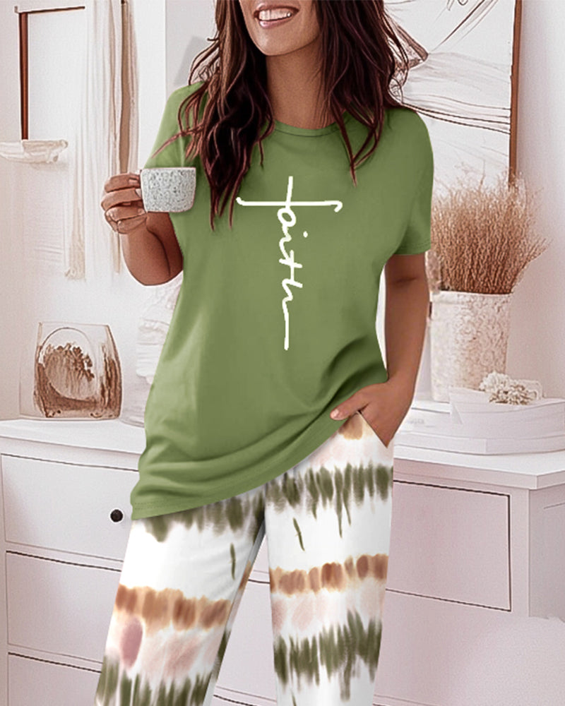 2-teiliges Set: Oberteil mit Rundhalsausschnitt, kurzen Ärmeln und Buchstaben-Print sowie locker sitzende Hose mit Batik-Muster und elastischem Bund, lässiger Pyjama-Anzug