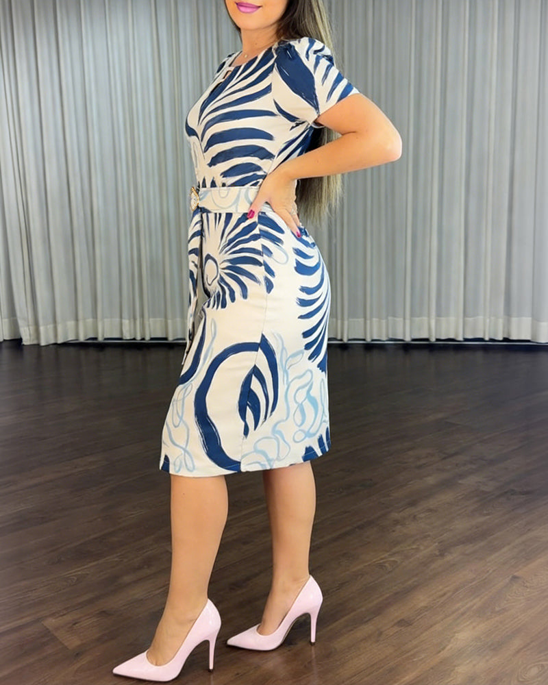 Midikleid mit abstraktem Druck, kurzen Ärmeln, Cut-out vorne und Gürtel