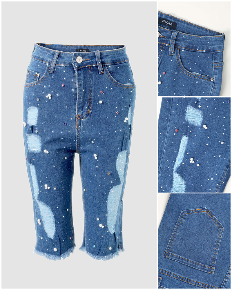 Damen Y2K Bermuda-Jeansshorts mit Strasssteinen und Perlen, ausgefranstem Saum und farbenfrohen Apparaten