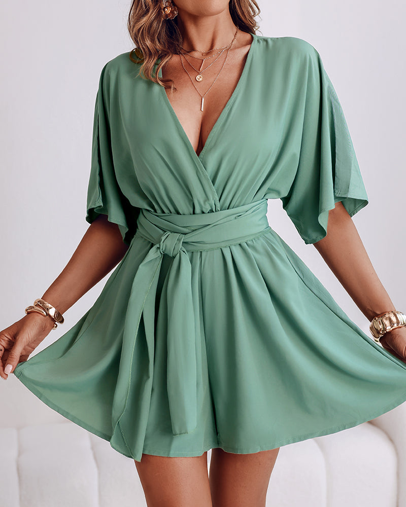 Jumpsuit mit V-Ausschnitt, halbem Ärmel und Bindedetail