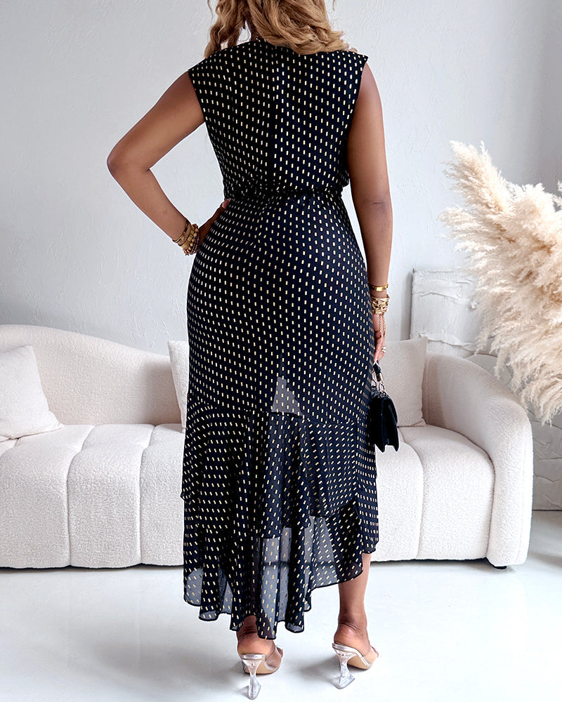Ärmelloses Partykleid mit silbernem Folienmuster, geraffter Taille, eleganten asymmetrischen Rüschen und Schlitz