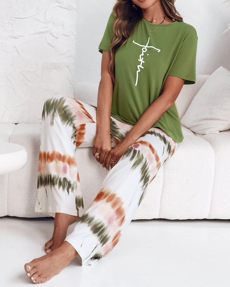 2-teiliges Set: Oberteil mit Rundhalsausschnitt, kurzen Ärmeln und Buchstaben-Print sowie locker sitzende Hose mit Batik-Muster und elastischem Bund, lässiger Pyjama-Anzug