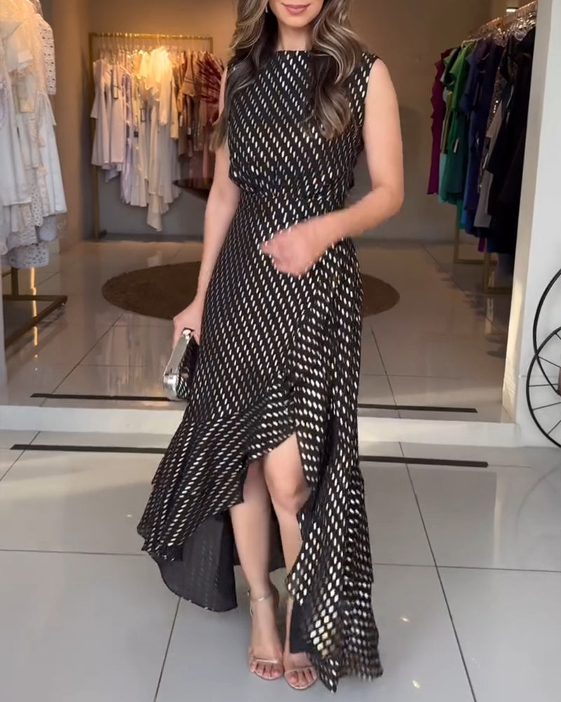 Ärmelloses Partykleid mit silbernem Folienmuster, geraffter Taille, eleganten asymmetrischen Rüschen und Schlitz
