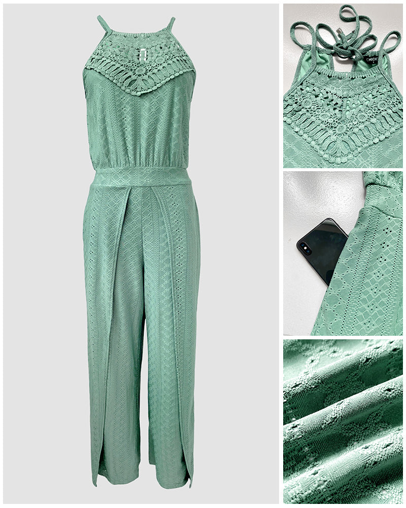Neckholder-Jumpsuit aus Jacquard mit Guipure-Spitzeneinsätzen, Cut-outs am Rücken, elastischer Taille, Wickeloptik mit Schlitz, legerer Urlaubs-Look