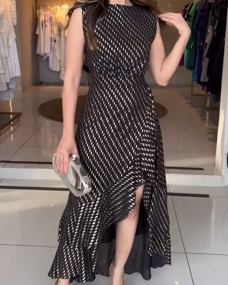 Ärmelloses Partykleid mit silbernem Folienmuster, geraffter Taille, eleganten asymmetrischen Rüschen und Schlitz