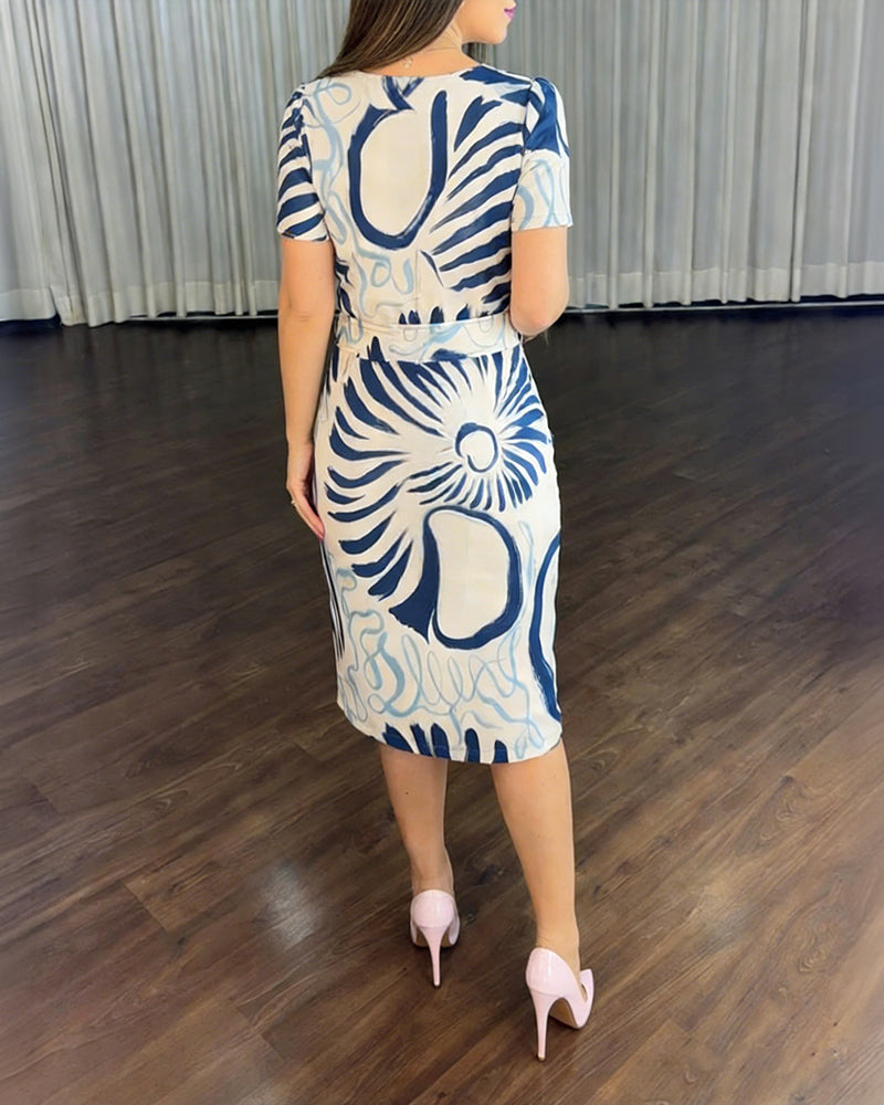 Midikleid mit abstraktem Druck, kurzen Ärmeln, Cut-out vorne und Gürtel