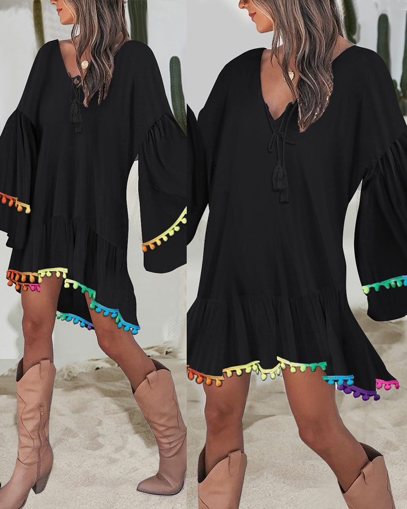 Colorblock-Minikleid mit V-Ausschnitt, Trompetenärmeln und Quasten, A-Linie, Urlaubskleid