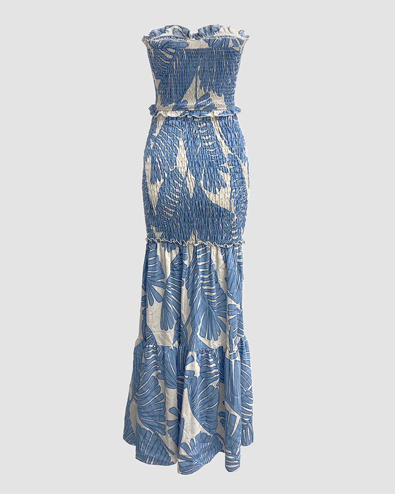 Tropisches Neckholder-Kleid mit gesmokter Taille, Rüschenbesatz, Cut-out vorne, gerafftem Detail, schmaler Passform, Rüschensaum und Meerjungfrauen-Schnitt für den Urlaub