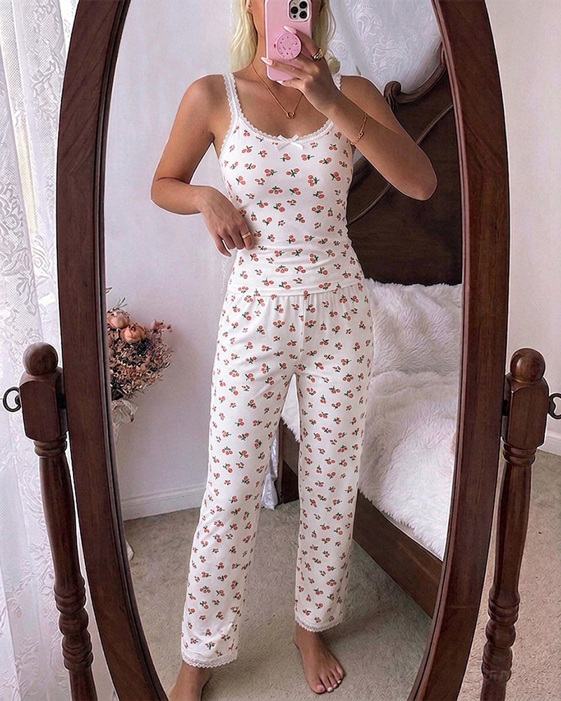 Damen-Loungewear-Set mit Blümchenmuster und Spitzenbesatz: Figurbetontes Camisole-Top und gerade Hose, lässiger Pyjama-Anzug