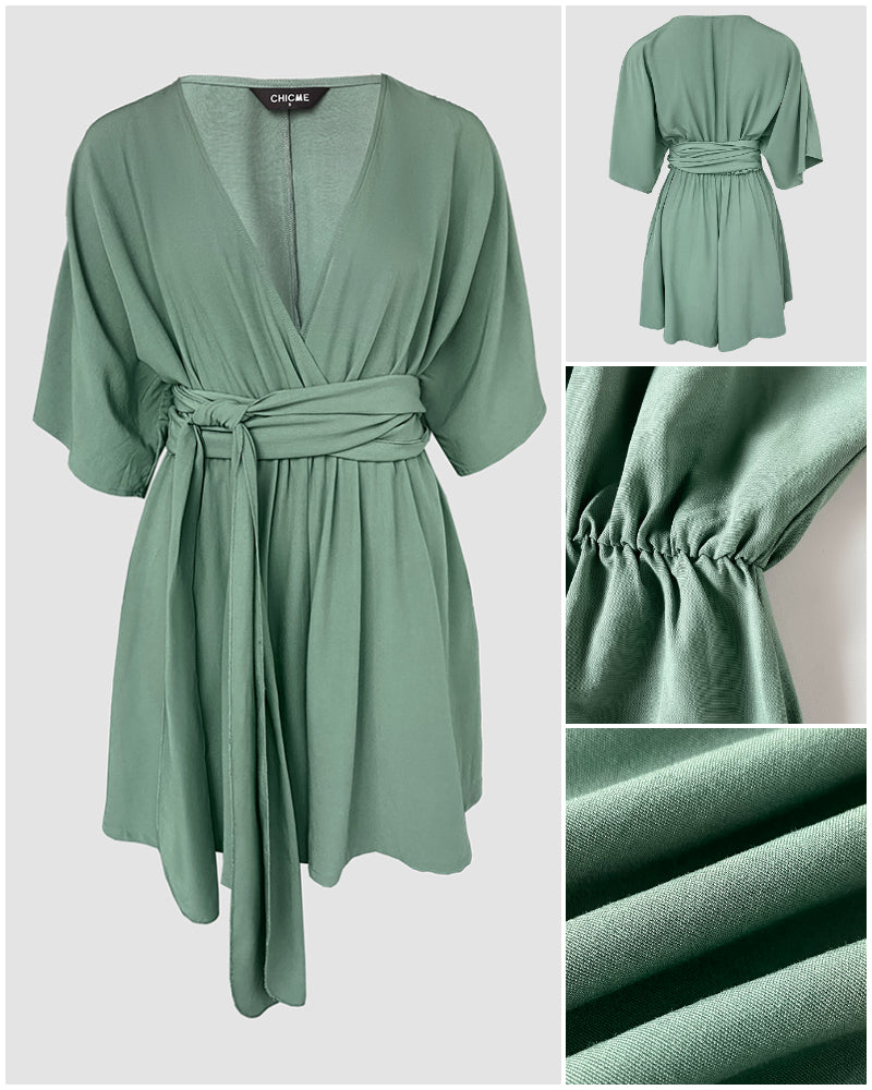 Jumpsuit mit V-Ausschnitt, halbem Ärmel und Bindedetail
