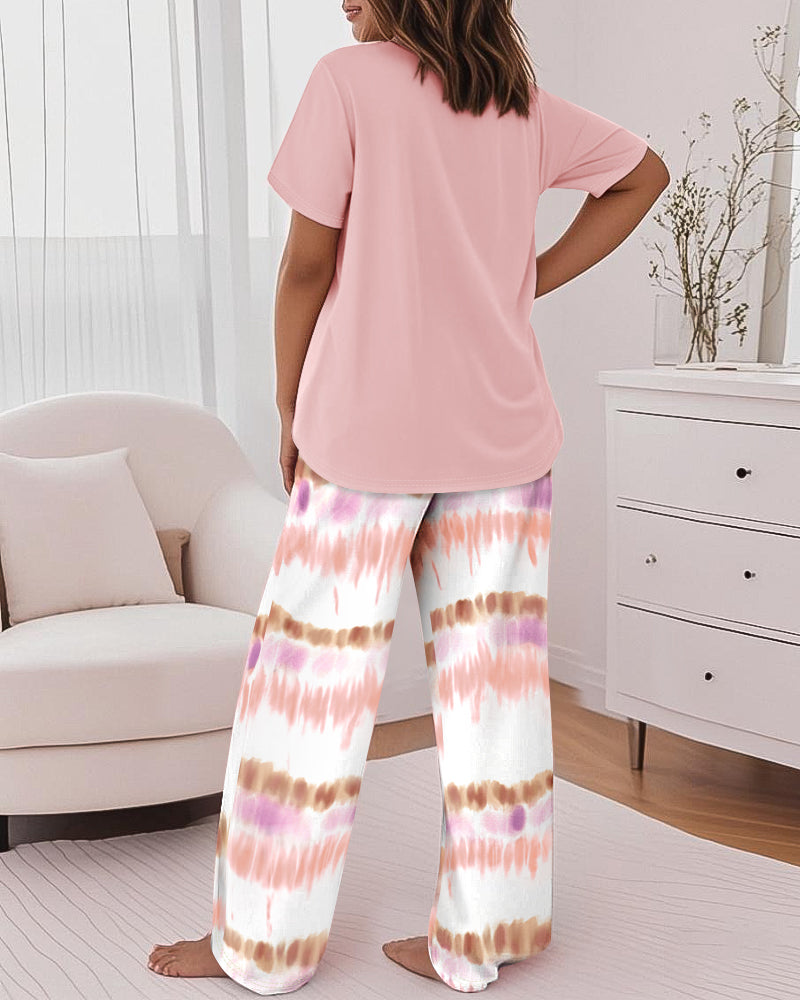 2-teiliges Set: Oberteil mit Rundhalsausschnitt, kurzen Ärmeln und Buchstaben-Print sowie locker sitzende Hose mit Batik-Muster und elastischem Bund, lässiger Pyjama-Anzug