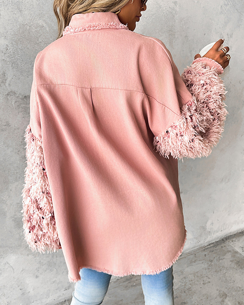 Jeansjacke mit Pailletten-Dekor, Umlegekragen, Knopfleiste, Taschen, lässigem Plüsch-Besatz und ausgefransten Kanten