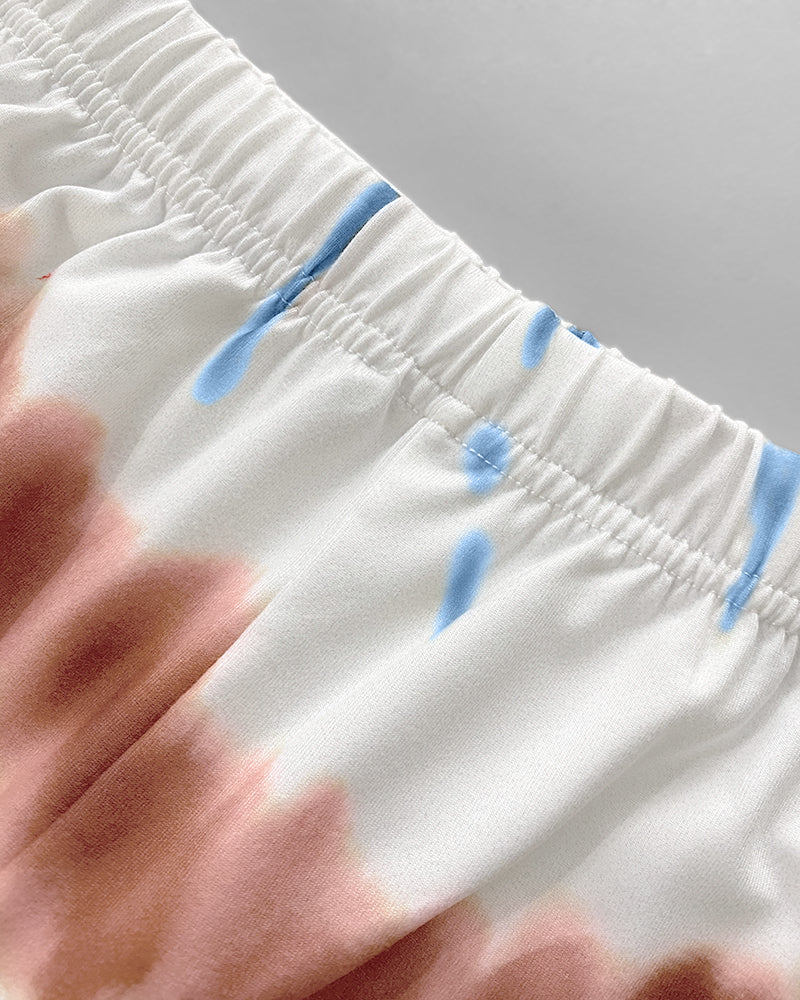 2-teiliges Set: Oberteil mit Rundhalsausschnitt, kurzen Ärmeln und Buchstaben-Print sowie locker sitzende Hose mit Batik-Muster und elastischem Bund, lässiger Pyjama-Anzug