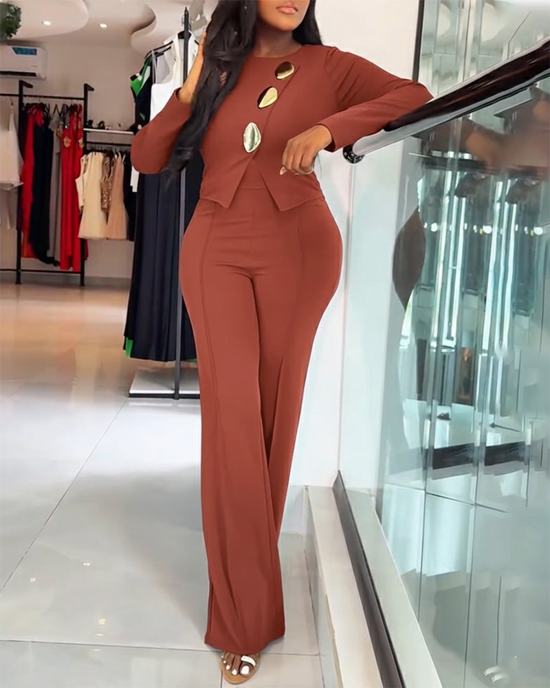 Lässiger Jumpsuit mit goldenen Zierknöpfen, langen Ärmeln, Frontnaht, Reißverschluss am Rücken und modischer Zweiteiler-Optik für den Arbeitsalltag