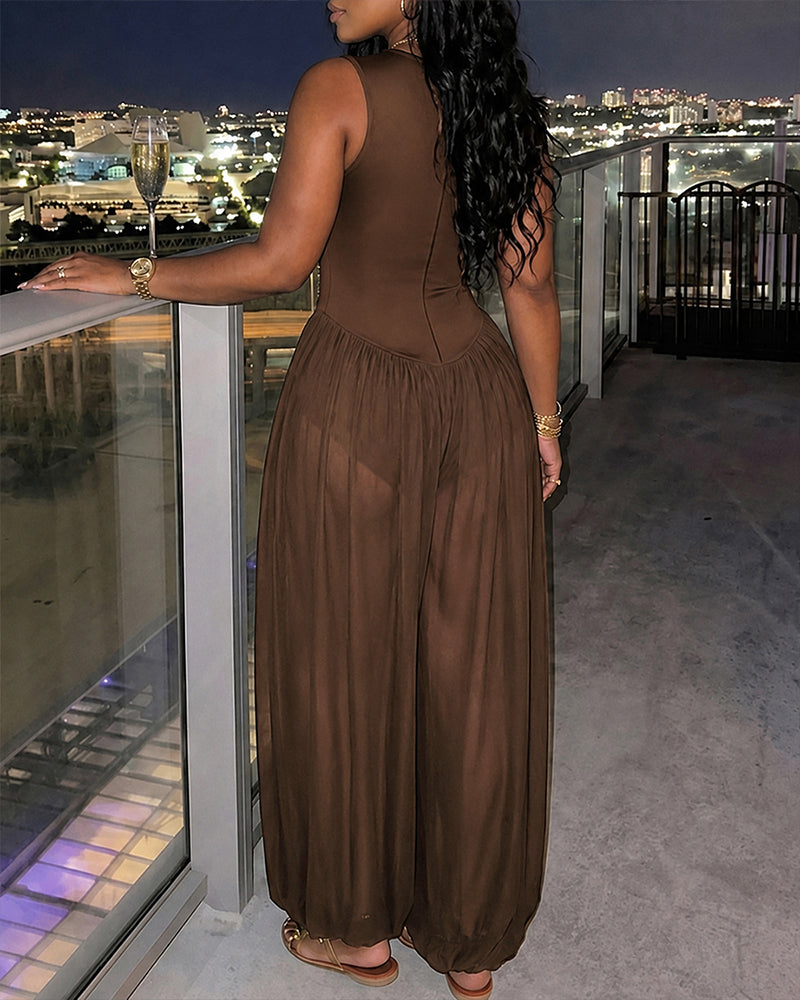 Ärmelloser Jumpsuit mit Strass-Cutouts und transparentem Chiffon-Bein mit Laternen-Schnitt