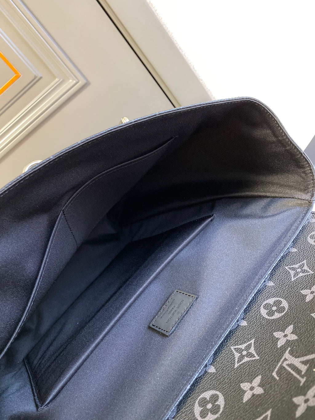 STEAMER RUCKSACK 45 IN GUN METAL MONOGRAM ECLIPSE CANVAS UND SCHWARZEM KALBSLEDER MIT SILBERFARBENER SCHNALLE