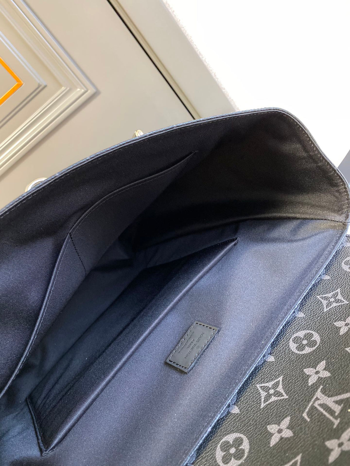 STEAMER RUCKSACK 45 IN GUN METAL MONOGRAM ECLIPSE CANVAS UND SCHWARZEM KALBSLEDER MIT SILBERFARBENER SCHNALLE