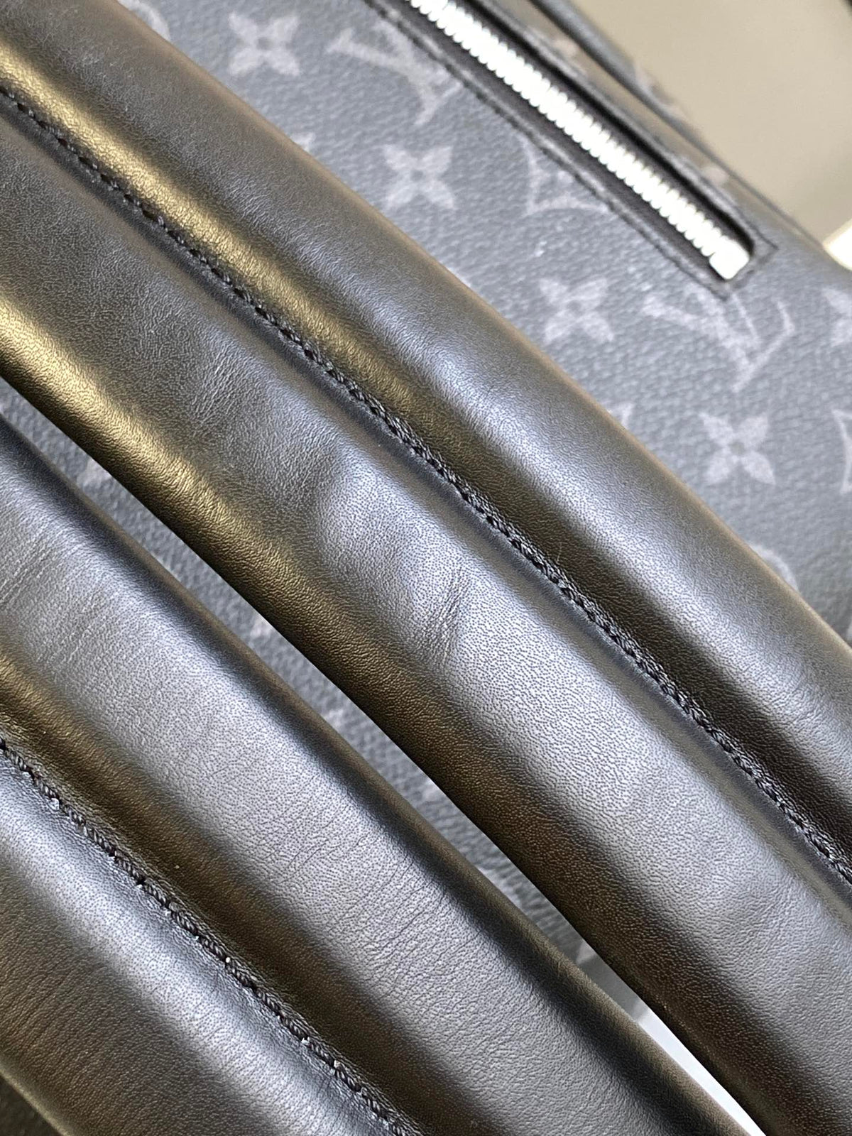 STEAMER RUCKSACK 45 IN GUN METAL MONOGRAM ECLIPSE CANVAS UND SCHWARZEM KALBSLEDER MIT SILBERFARBENER SCHNALLE