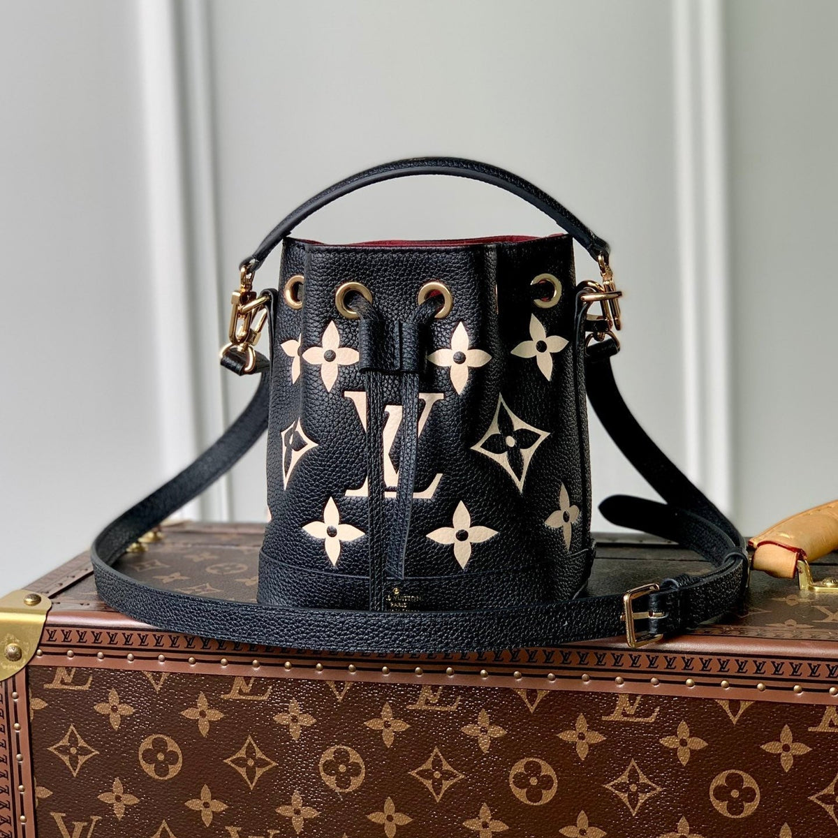 NANO NOÉ 16 IN SCHWARZ-BEIGE ZWEIFARBIGEM MONOGRAM EMPREINTE KALBSLEDER