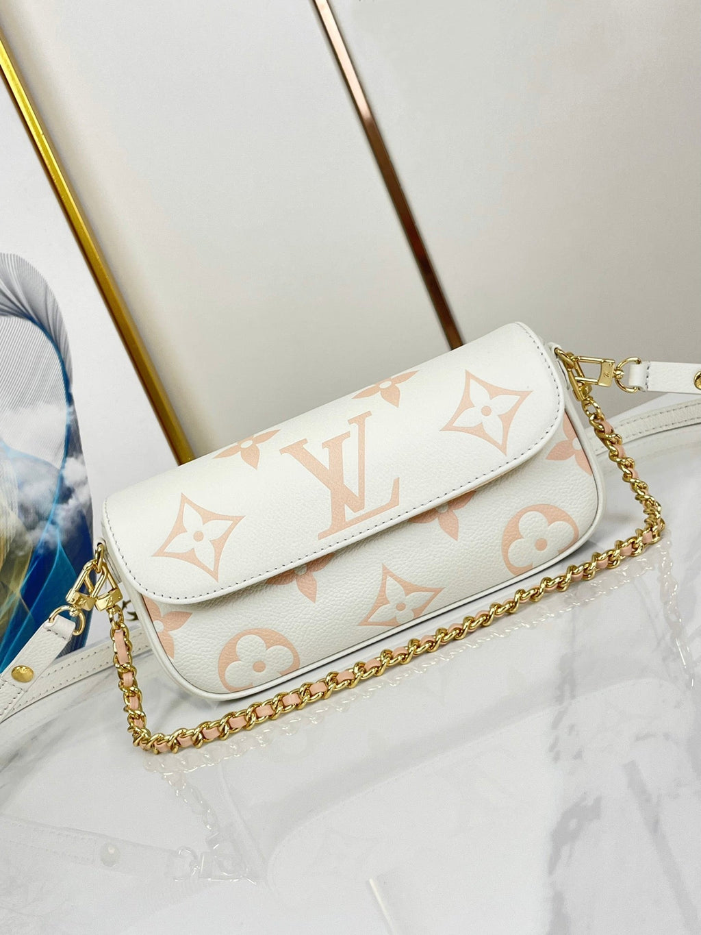 IVY WALLET ON CHAIN 23 IN WEISSEM/ROSA MONOGRAM EMPREINTE-LEDER