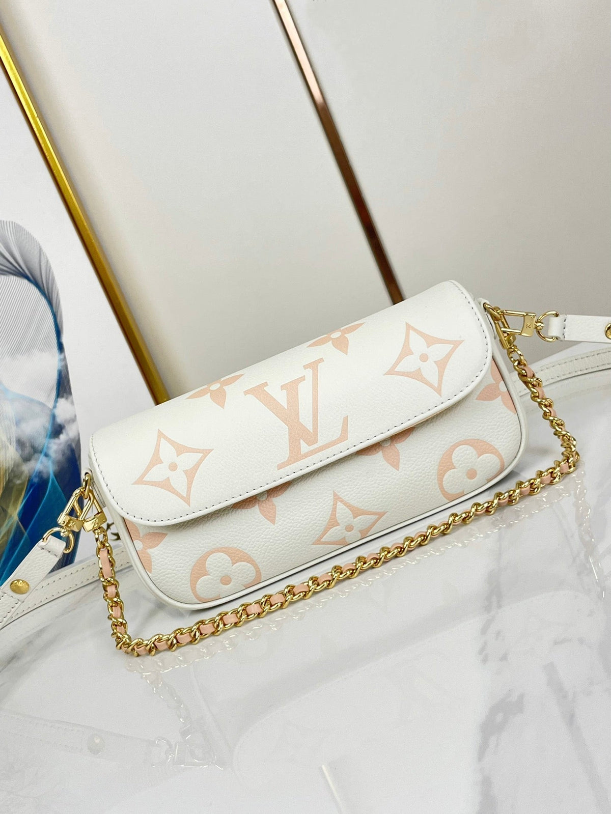 IVY WALLET ON CHAIN 23 IN WEISSEM/ROSA MONOGRAM EMPREINTE-LEDER