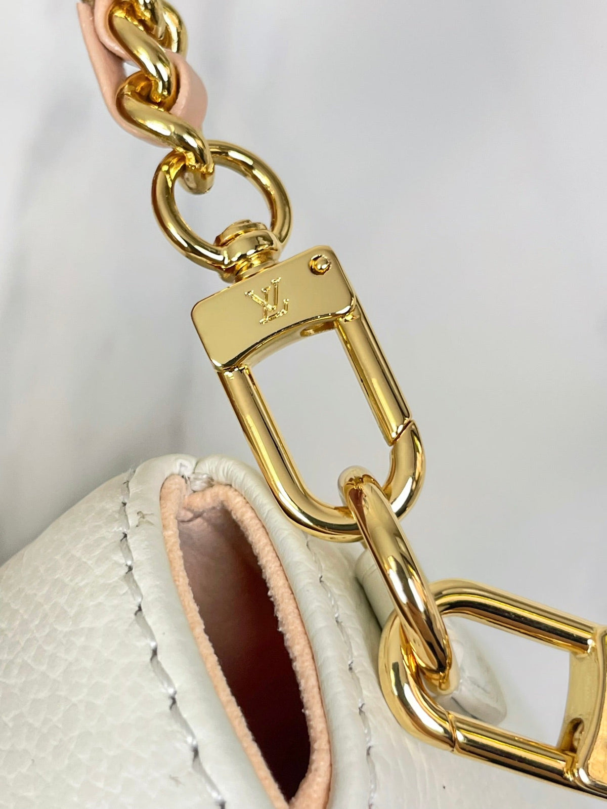 IVY WALLET ON CHAIN 23 IN WEISSEM/ROSA MONOGRAM EMPREINTE-LEDER